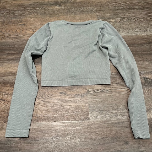 Wild Fable long-sleeve V-neck ribbed cropped shirt in gray wash - Picture 2 of 4